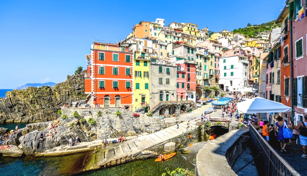 Riomaggiore mit bunten Häusern an der ligurischen Küste