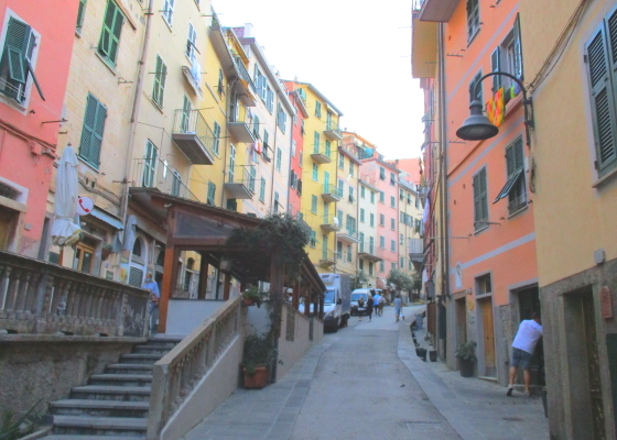 Steile Via Colombo mit Restaurants und Häusern in Riomaggiore