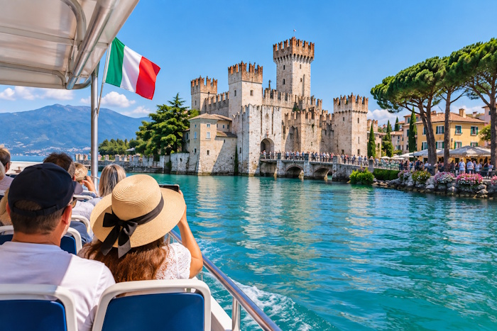 Bootsrundfahrt in Sirmione am Gardasee mit Blick auf die Scaligerburg