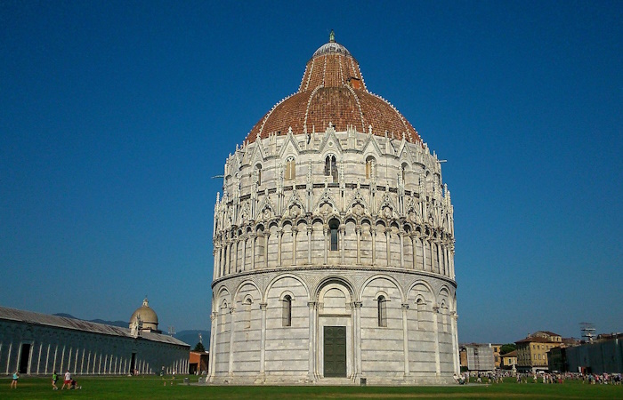 Das große Baptisterium in Pisa