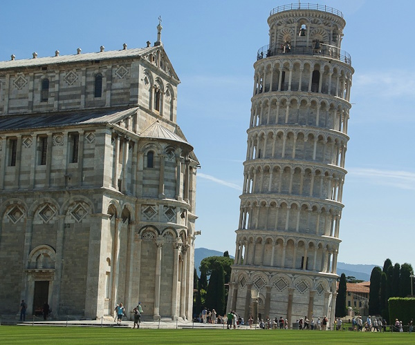 Der Schiefe Turm neben dem Dom in Pisa