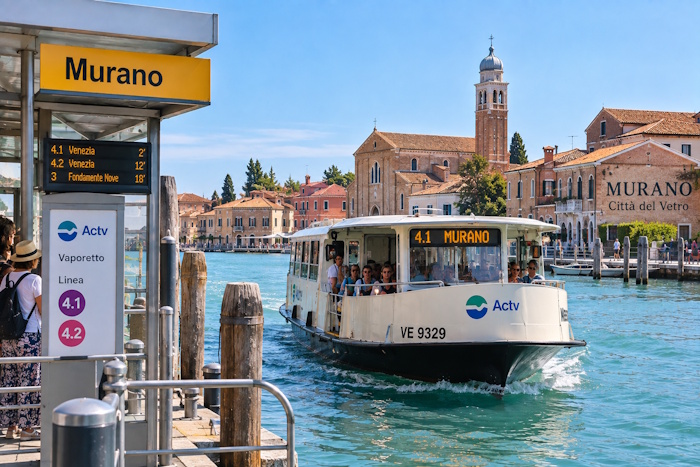 Vaporetto nach Murano: Wasserbus an einer Haltestelle auf der venezianischen Insel Murano