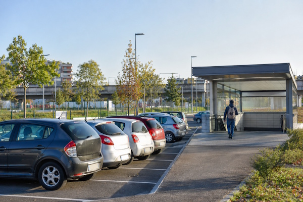 Park-and-Ride-Parkplatz mit Metrozugang am Stadtrand von Mailand
