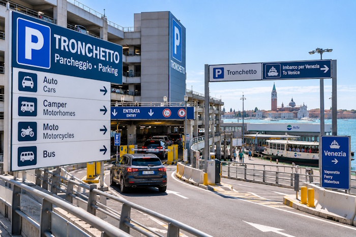 Parken auf Tronchetto in Venedig mit Parkhaus und Vaporetto-Anleger