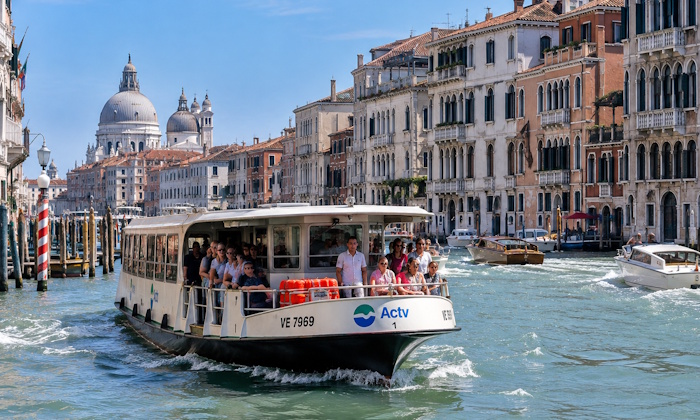 Vaporetto auf dem Canal Grande in Venedig mit historischen Palästen