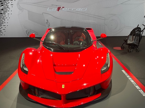 Ein roter Feraari in Maranello
