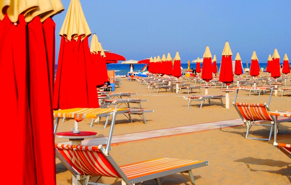 Liegen und Sonnenschirme in Rimini