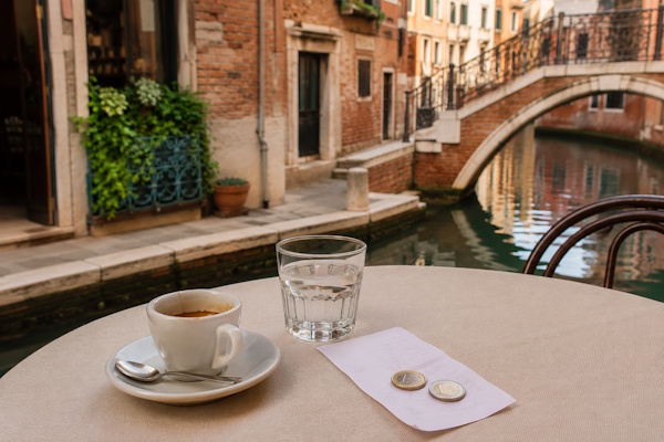 Restaurantrechnung mit Trinkgeld an einem Kanal in Venedig