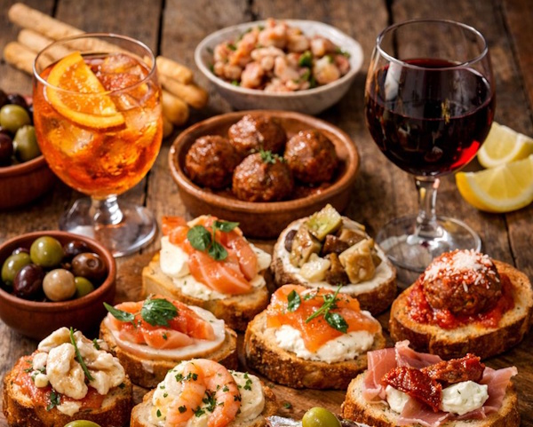 Cicchetti mit Wein auf einem Tisch