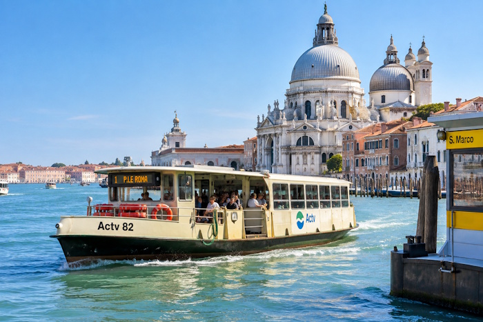 Ein Vaporetto in Venedig