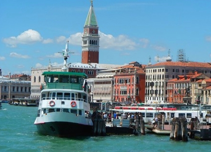 Vaporetto (Wasserbus) im Zentrum Venedigs