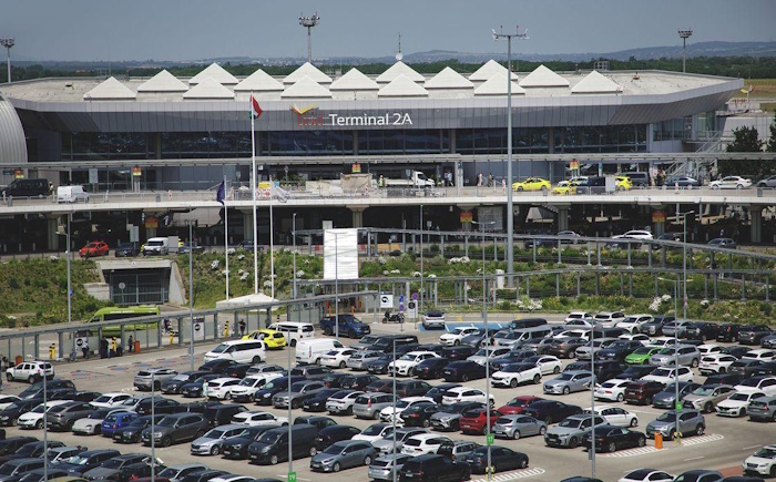 Parken am Flughafen vor einem Flug nach Italien